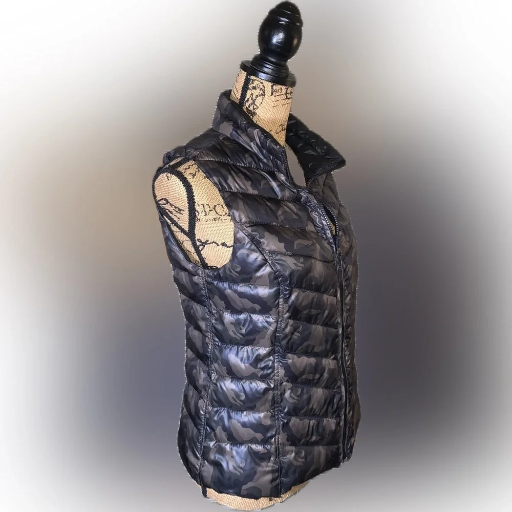 Dark Camouflage Army Quilted Zip Puffer Vest S Street Preppy Grunge Cozy INC - Picture 3 of 8